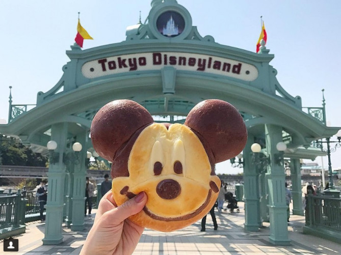 【ディズニーランドのエントランス】リニューアル＆変更点！工事中の壁がフォトスポットに！